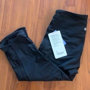 NWT Lululemon Keep Score Crop leggings. Black with lined mesh panels